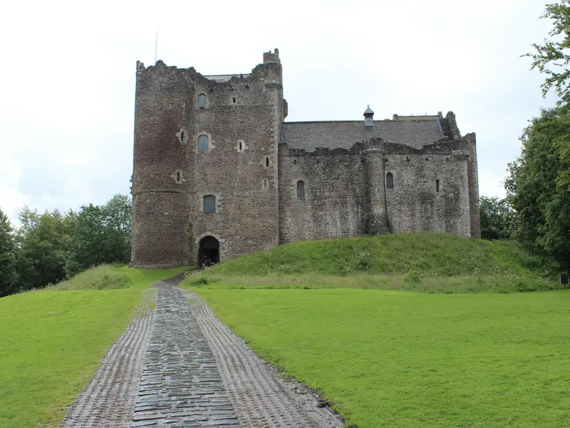 Doune Castle con il viale d'ingresso fra i prati