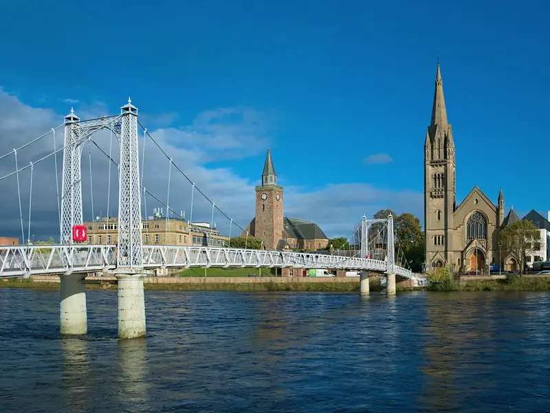 Inverness, il ponte pedonale sul fiume Ness e i campanili della città