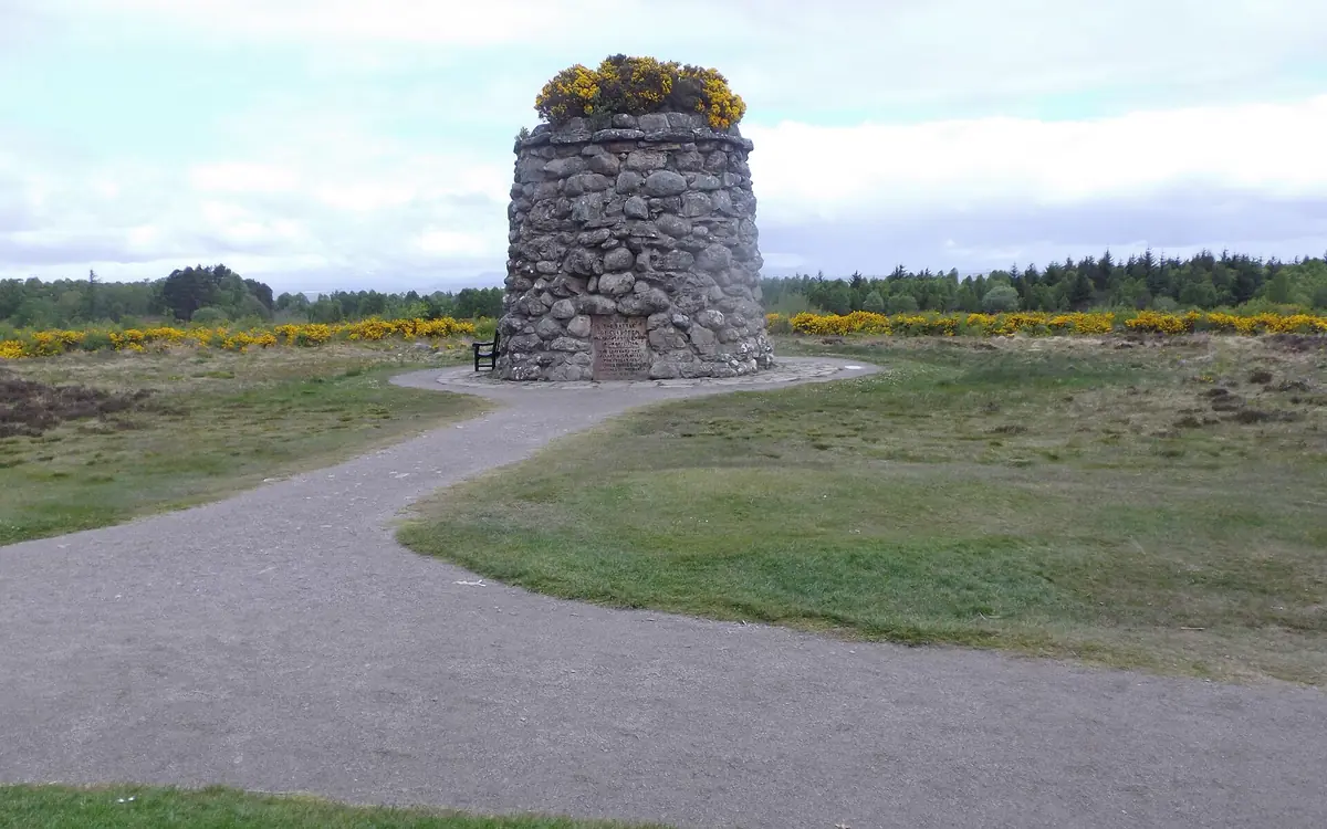 Il cairn commemorativo sul campo di battaglia di Culloden