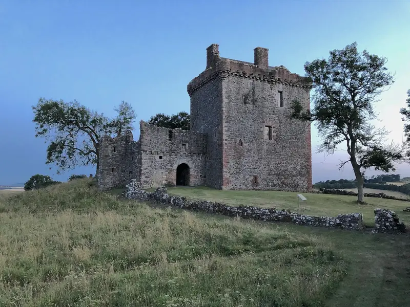 Balvaird Castle, torre in pietra su una collina erbosa