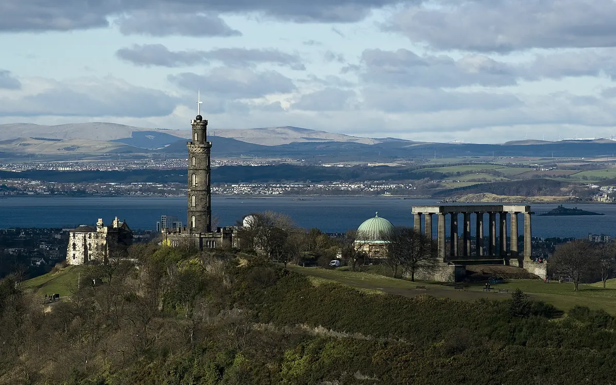 Edimburgo vista dall'alto di Calton Hill, con il Nelson Monument e il Firth of Forth